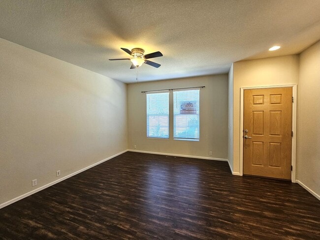 Building Photo - Beautiful townhome with 3 bedrooms - 2 1/2...