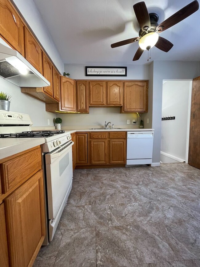 Building Photo - 3 bed, 1 bath home for rent in Waterloo, a...