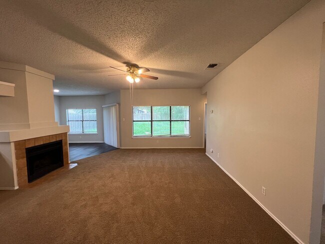 Building Photo - NICE SPACIOUS 3 BDRM 2 BATH HOME*FIREPLACE...