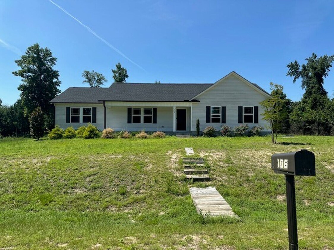 Foto principal - Charming 3 Bedroom Home on Corner Lot in D...