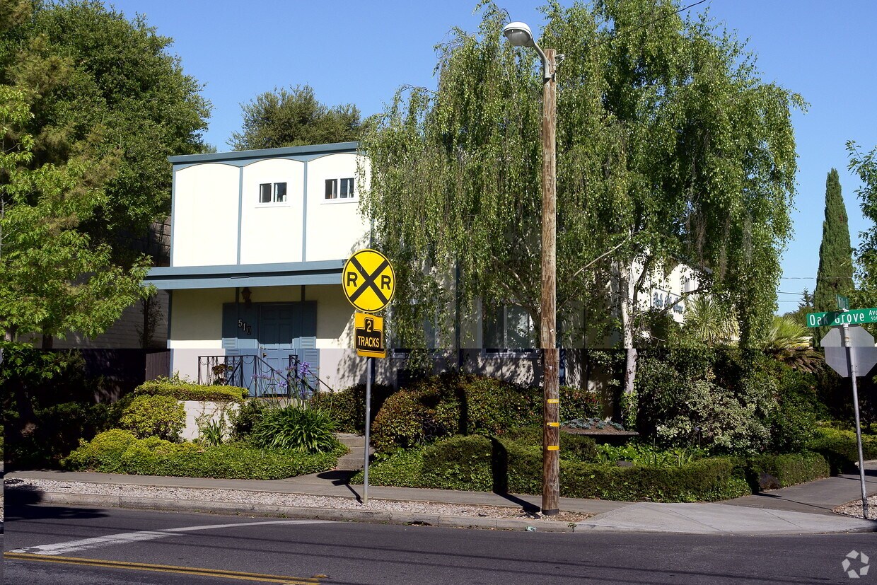 Building Photo - 510 Oak Grove Ave
