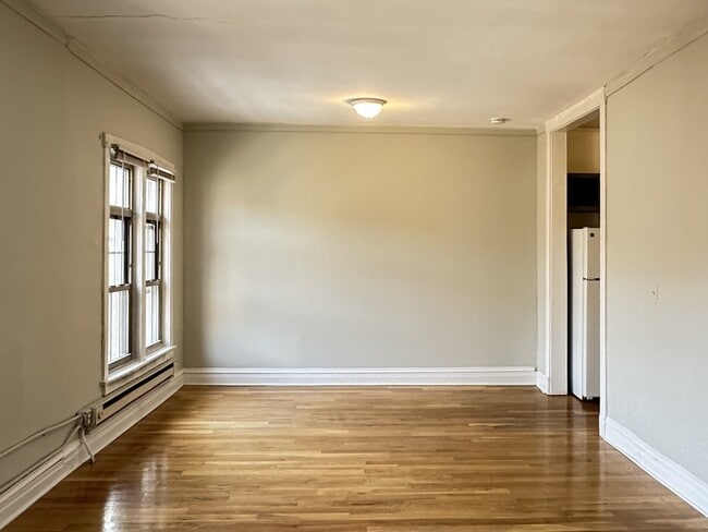 Building Photo - 634 W Barry Ave