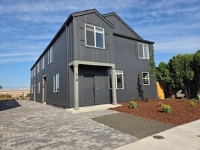 Building Photo - 2710 SE Lyon St