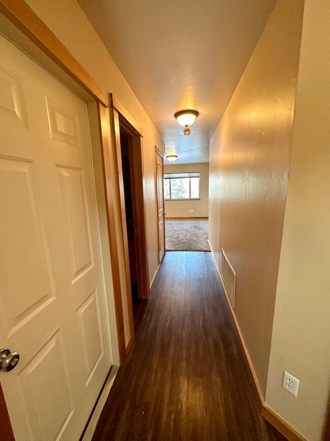 Foto del edificio - Spacious & Updated Townhome in Broadwater Court!