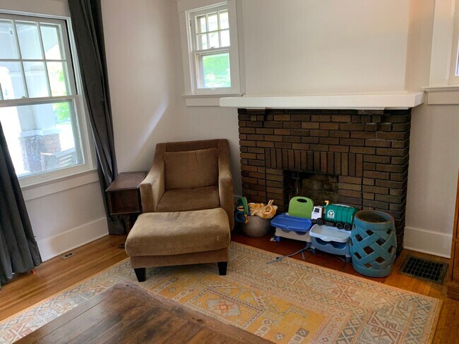 Foto del edificio - Crescent Hill  Charming Three Bedroom Bung...