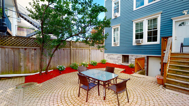 Building Photo - 702 W Schubert Ave