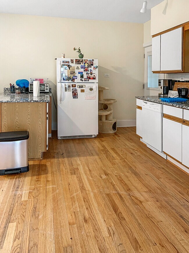 Building Photo - 555 Hinman Ave