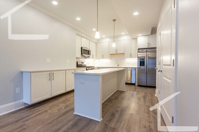 Building Photo - New, Spacious 4bed near the B Line!
