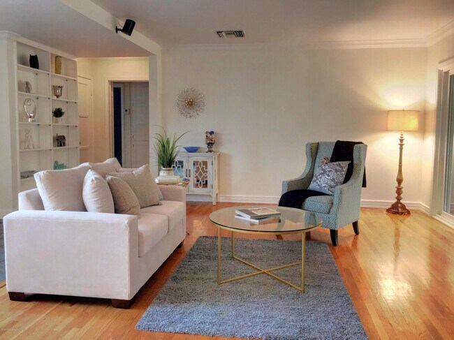 Foto del edificio - 5122 Crown Ave