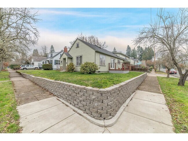 Foto del edificio - Charming 4-Bedroom Home Near UO Campus – Spacious, & Well-Maintained
