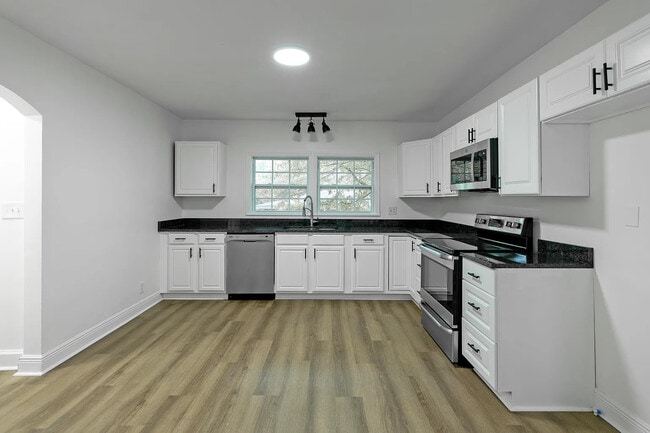 Building Photo - 808 Glenwood Dr