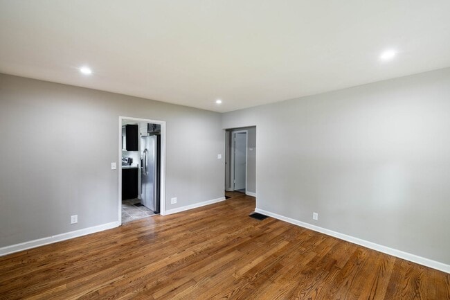Foto del edificio - 2 Bed 1 Bath Available now at 52nd and Primrose!