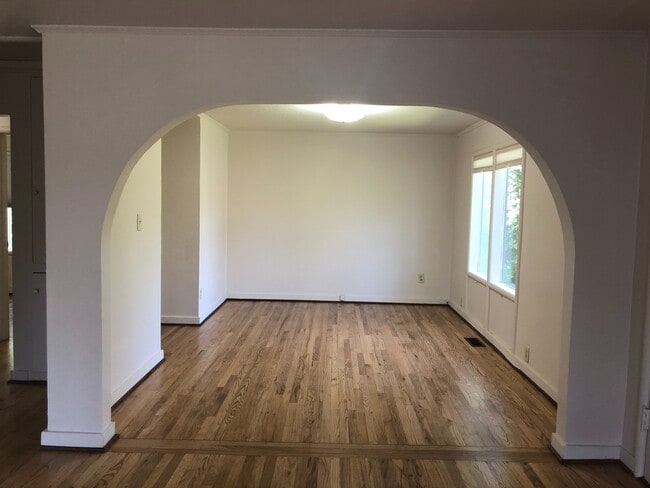 Building Photo - Updated cozy 2 Bed w/ Yard and One car garage