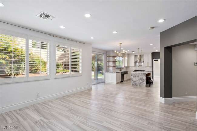 Foto del edificio - 9704 Cameo Rose Ln