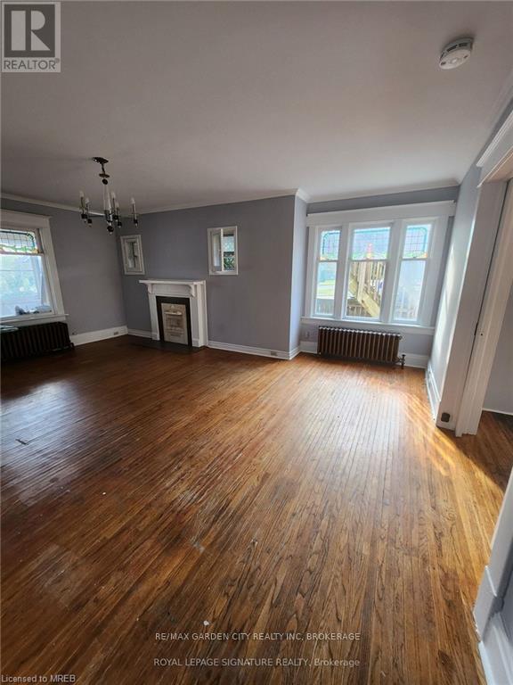 Building Photo - 323-323 Queenston St