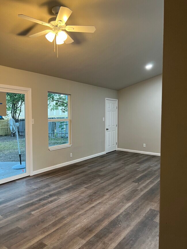 Big family room - 220 Dalehurst Dr