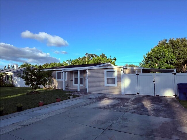 Foto del edificio - 7115 Orpine Dr N