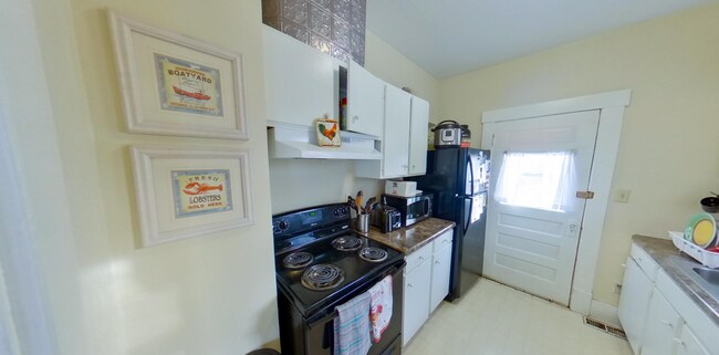 Foto del edificio - 3D Tour Available - Large Fenced-in Back Y...