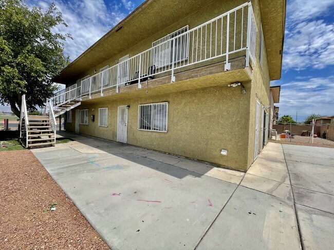 Foto del edificio - HIVE SUMMER MOVE-IN SPECIAL: DOWNSTAIRS CONDO | RECENLY REHABBED 2 BEDROOM 1 BATH | ACROSS FROM C...