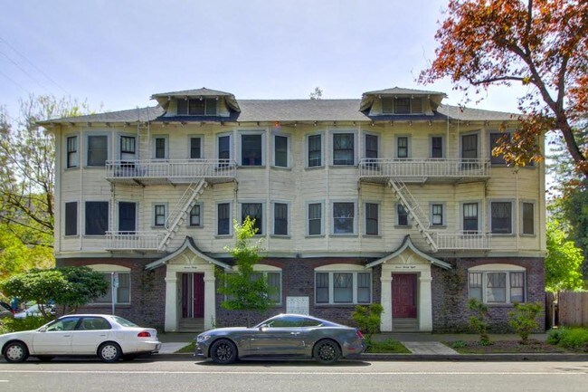 Building Photo - 728 E St