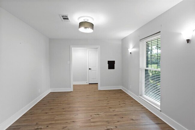 Building Photo - 5934 Greenmont Dr