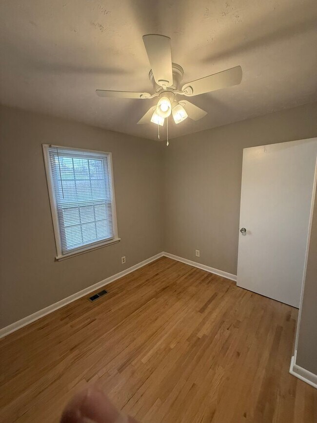 Foto del edificio - NEW RENTAL!  $1600 per month, Charming 3 bedroom, 1 bath House with fenced backyard! Heart of Sou...