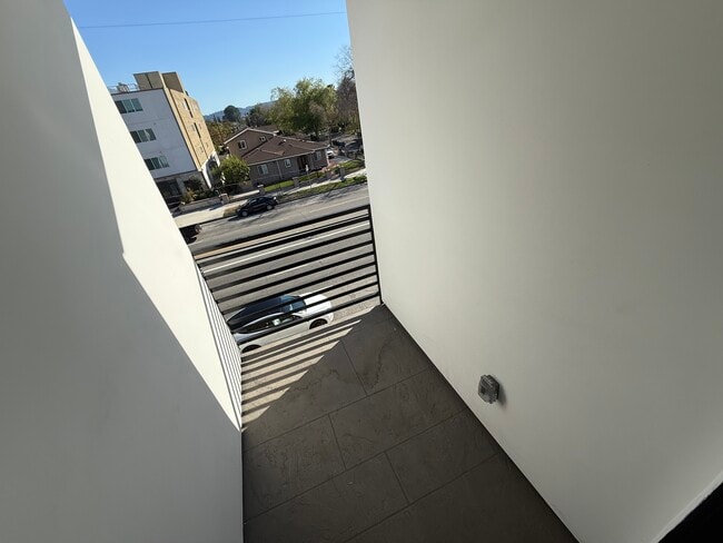 Foto del edificio - 11451-11455 Victory Blvd