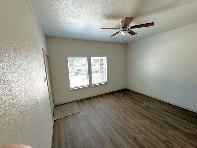 Foto del edificio - 1513 N Commerce St