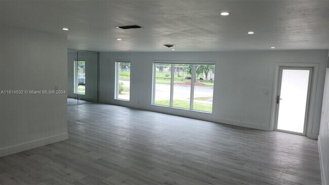 Building Photo - 14226 Kendale Lakes Blvd
