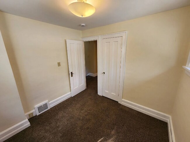 Building Photo - 5161 Greenhurst Dr