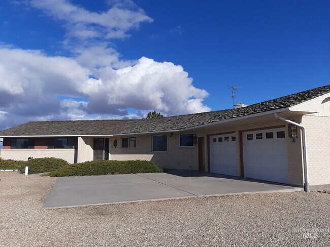 Building Photo - 27537 Spur Line Dr