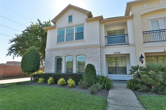 Foto del edificio - 2066 Palm Forest Ln