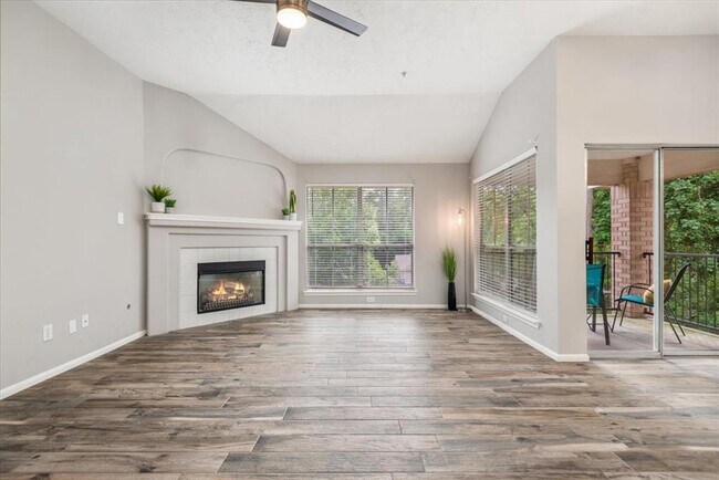 Building Photo - 8051 Bay Branch Dr
