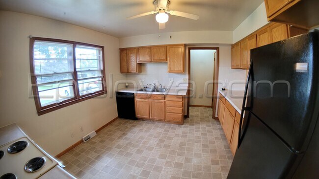 Foto del edificio - 827 Suburban St NE