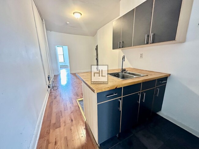 Building Photo - Spacious Bushwick 2-Bed 1-Bath / Great Loc...