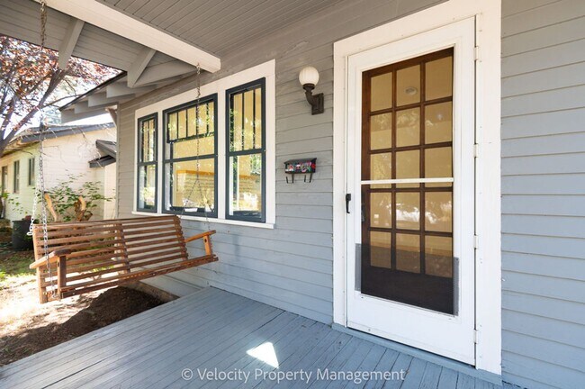 Foto del edificio - Downtown Bend Cottage! Pets Considered.