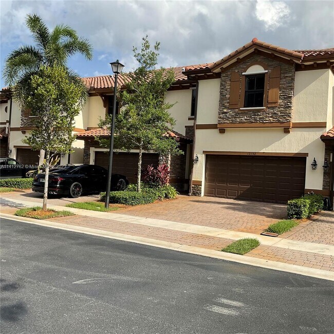 Foto del edificio - 12150 Village Pl