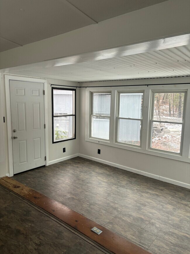 Entrada - 2427 Sanford Rd