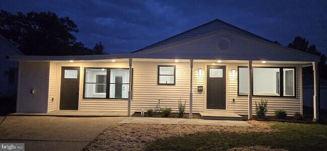 Building Photo - 702 Beaumont Rd