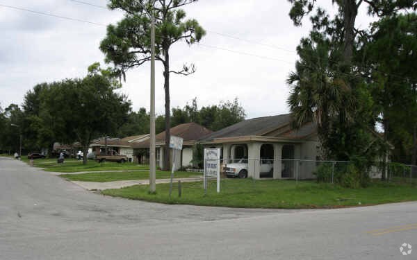 Primary Photo - 1700-1714 Ridgewood Ln