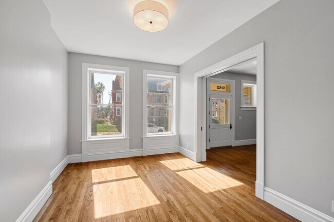 Foto del edificio - HISTORIC THREE LEVEL 19TH CENTURY THREE LEVEL 4 BED, 3.5 BATH HOME