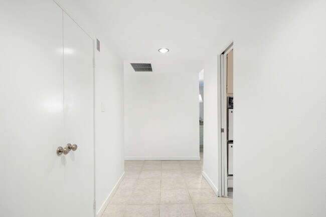 Building Photo - 899 Island Dr