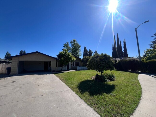 Building Photo - 3815  W. CULTER 3 BEDROOM 2 BATHROOM - EST...