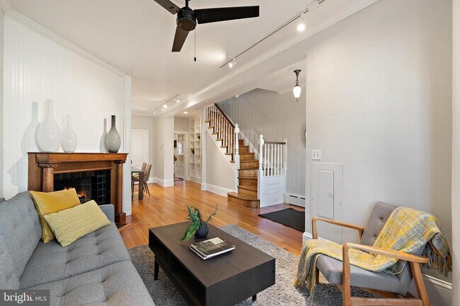 Building Photo - 631 C St NE