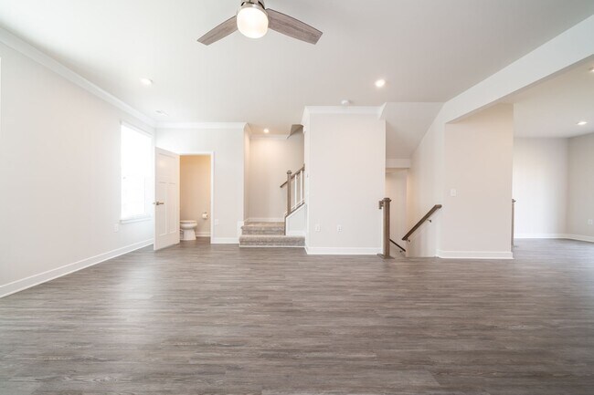 Building Photo - Creekside Commons Townhome- Available Augu...
