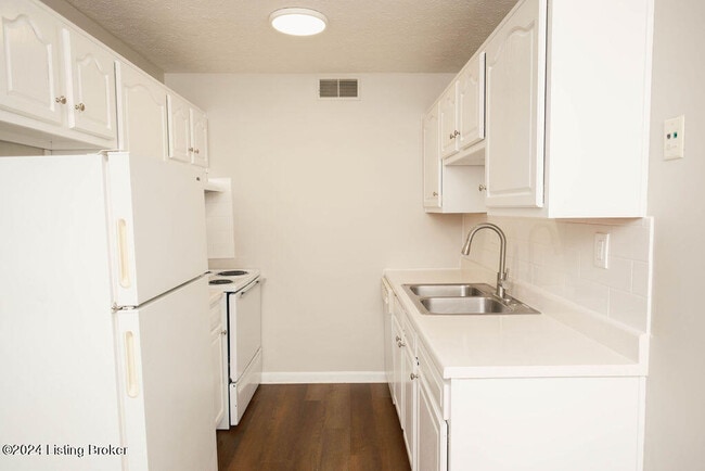 Building Photo - 4303 Landside Dr