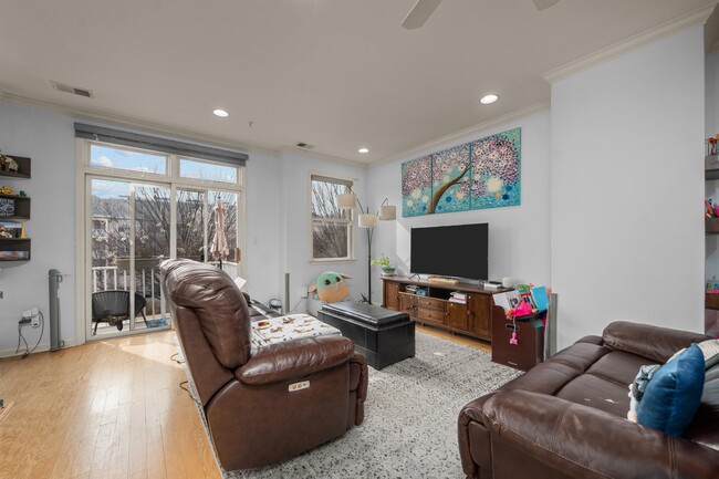 Foto del edificio - 397 Kingston Ct