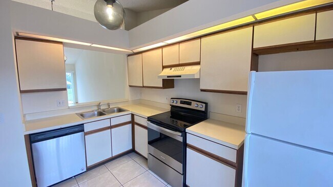 Building Photo - 3 Bedroom, 2 Bath in Island Cove!