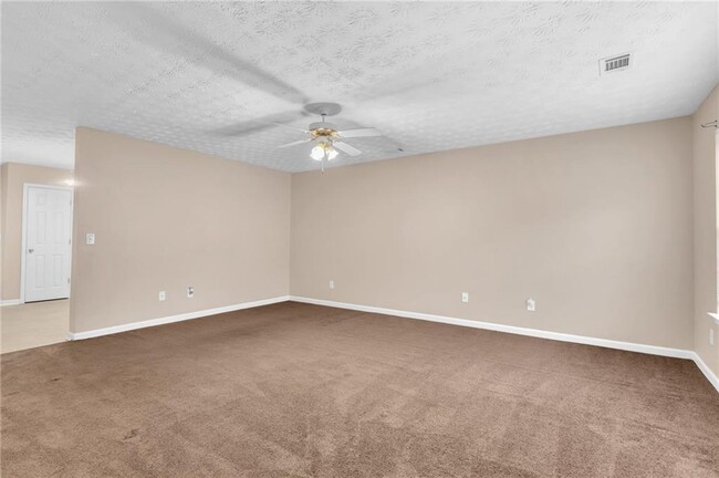 Building Photo - 5566 Pineridge Ct
