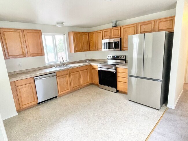 Foto del edificio - Spacious 3-Bed, 3-Bath Maple Leaf Home